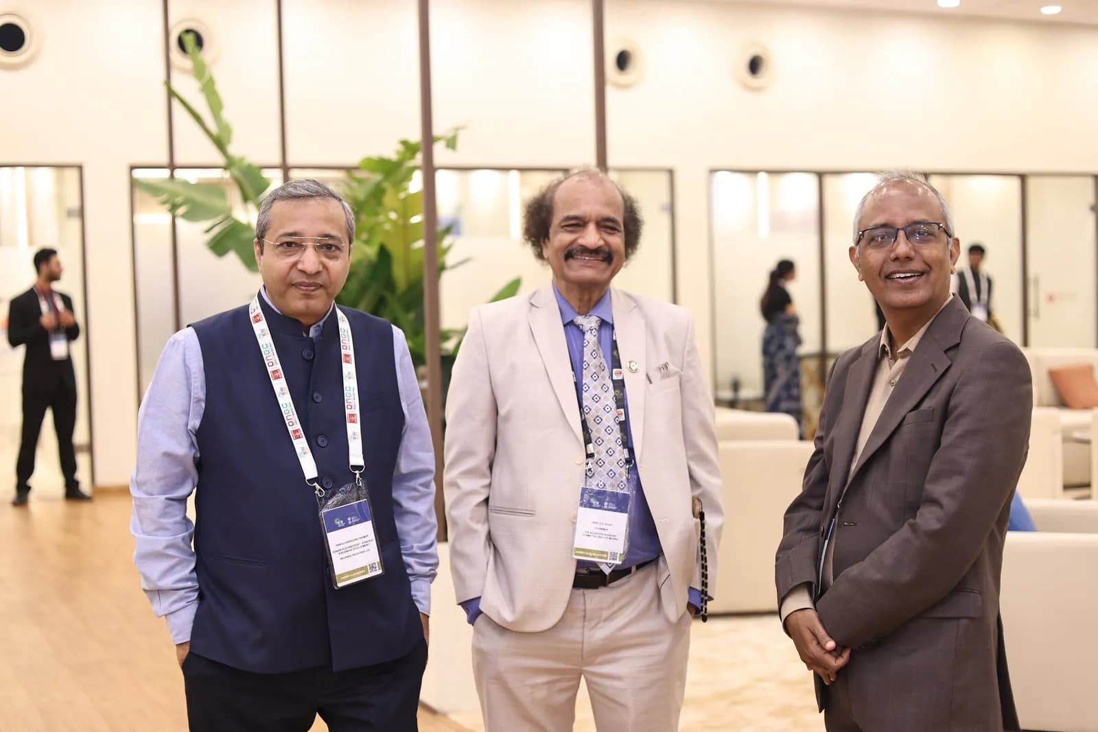 Delegates meeting in the India Energy Club lounge