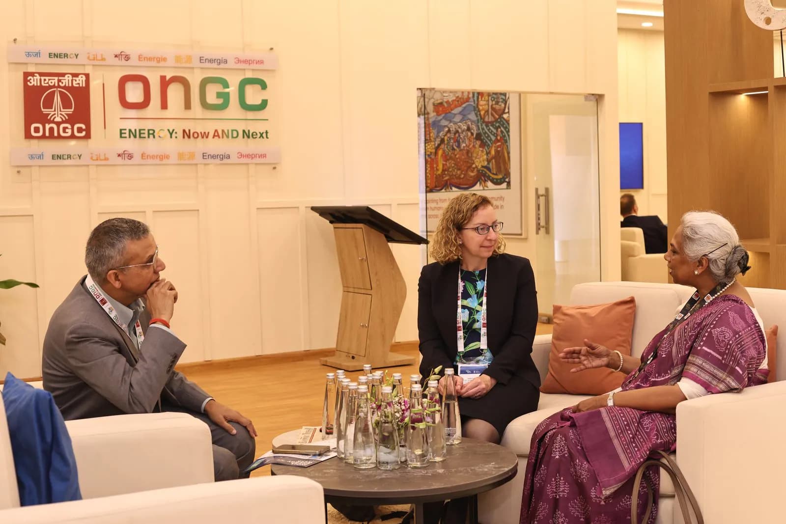 Delegates in discussion in the India Energy Club seating area