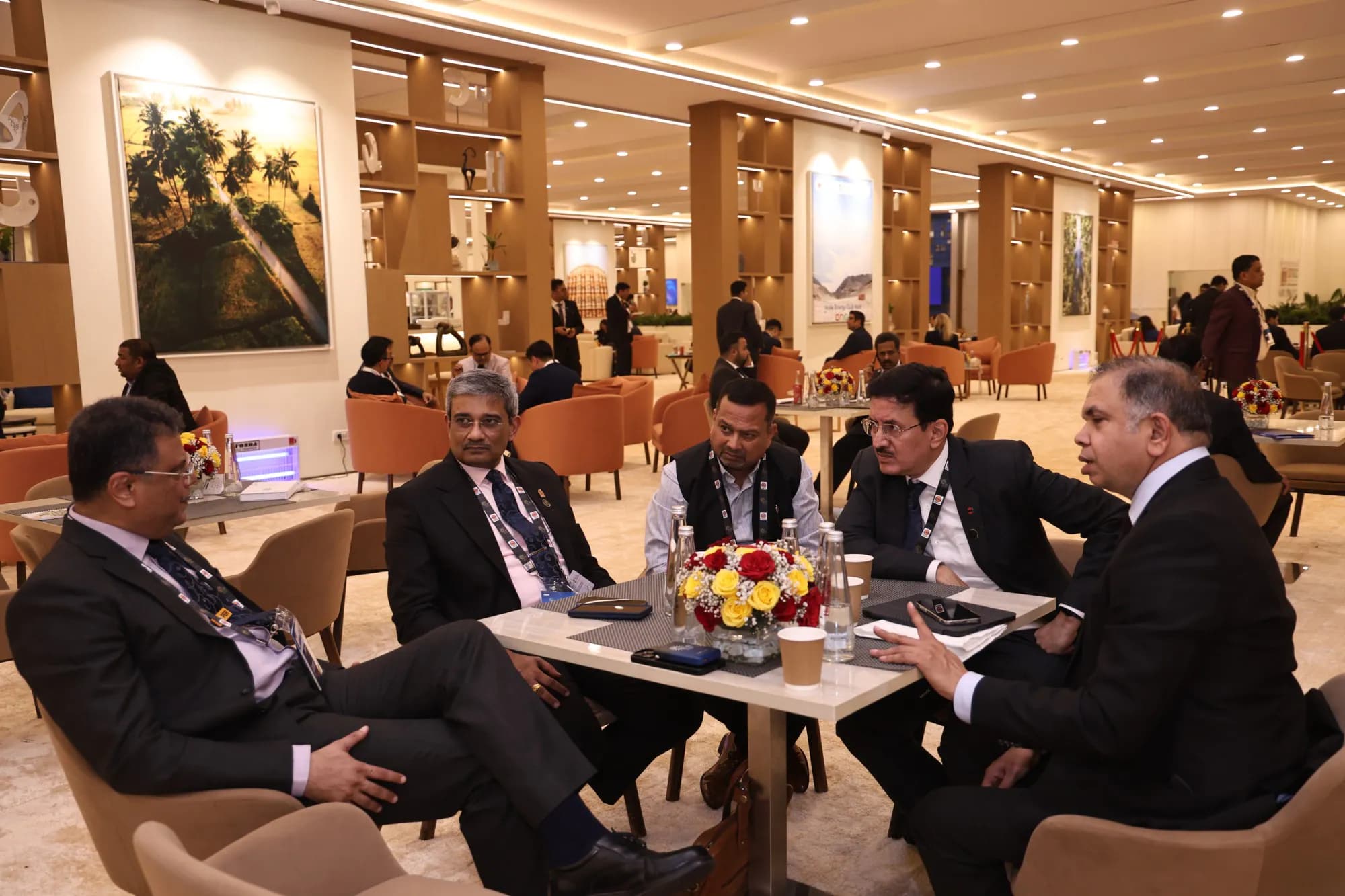 Delegates meeting over coffee in the India Energy Club lounge